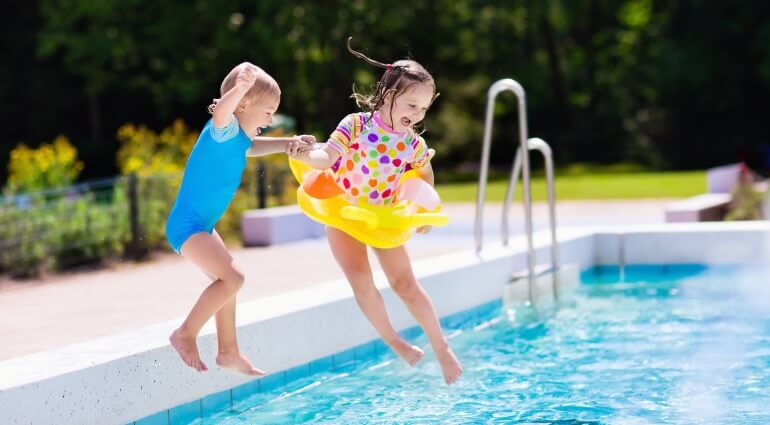 Consejos para el baño seguro de tus hijos en la piscina